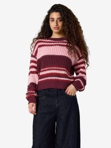 Noisy may Sweter "Charlie" w kolorze bordowo-różowym rozmiar: M. Czerwone swetry oversize Noisy may, m, bez wzorów, ze splotem, bez ramiączek. Za 129,95 zł.