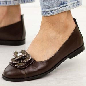 Czekoladowe skórzane Polskie półbuty damskie Deoni D047. Brązowe półbuty Deoni, na jesień, z aplikacjami, z jeansu, z okrągłym noskiem, bez obcasa, na płaskiej podeszwie, bez zapięcia. Za 439,00 zł.