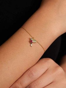 Heliophilia Pozłacana bransoletka z elementem ozdobnym rozmiar: onesize. Czerwone bransoletki Heliophilia, z cyrkonią, metalowe. Za 66,00 zł.