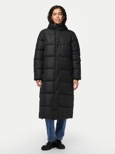Pieces Płaszcz zimowy Maddie 17150937 Czarny Regular Fit. Czarne płaszcze Pieces, na zimę, l, bez wzorów, z syntetyku, bez kaptura. Za 309,99 zł.