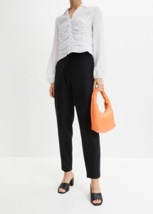 Krótsze spodnie High Waist z mieszanki lnu z wiskozą. Czarne spodnie z wysokim stanem bonprix, bez wzorów, z wiskozy, z podwyższonym stanem, krótkie. Za 129,99 zł.