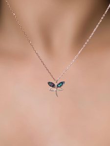 Lodie Silver Srebrny naszyjnik z elementem ozdobnym - dł. 43 cm rozmiar: onesize. Szare naszyjniki Lodie Silver, z cyrkonią, srebrne. Za 43,99 zł.