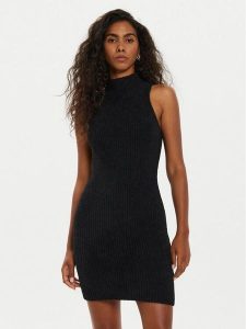 Guess Sukienka codzienna W4BK72 Z3BJ0 Czarny Regular Fit. Czarne kombinezony Guess, xxl, z aplikacjami, z syntetyku, bez kołnierzyka, bez ramiączek. Za 229,99 zł.