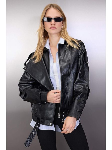 Trendyol Kurtka w kolorze czarnym ze skóry syntetycznej rozmiar: XS. Czarne kurtki Trendyol, xs, bez wzorów, ze skóry, bez kaptura. Za 113,36 zł.