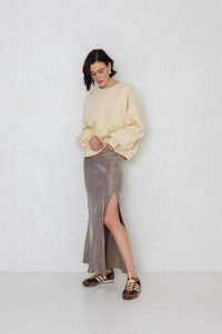 SPÓDNICA JENNY BEŻOWA S - Flawless. Brązowe spódnice Flawless, na lato, s, bez wzorów, z gumy, sportowe, maxi. Za 429,00 zł.