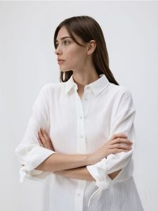 Muślinowa koszula - biały. Białe koszule Reserved, l, bez wzorów, z bawełny, bez kołnierzyka, bez ramiączek. Za 109,99 zł.