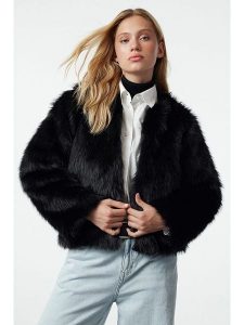 Trendyol Kurtka przejściowa w kolorze czarnym rozmiar: M. Czarne kurtki Trendyol, m, bez wzorów, bez kaptura. Za 232,23 zł.