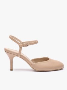 Beżowe czółenka slingback bez pięty ze skóry licowej. Brązowe czółenka Ryłko, z aplikacjami, z gumy, z okrągłym noskiem, bez obcasa, na obcasie, bez zapięcia. Za 379,99 zł.