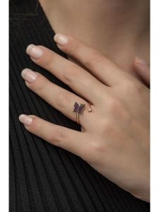 Heliophilia Srebrny pierścionek z cyrkoniami rozmiar: onesize. Szare pierścionki Heliophilia, z cyrkonią, srebrne. Za 60,99 zł.