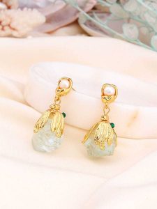 L'Atelier de Gaia Pozłacane kolczyki-wkrętki z perłami i cyrkoniami rozmiar: onesize. Zielone kolczyki L'Atelier de Gaia, z cyrkonią, pozłacane. Za 56,99 zł.