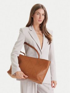 Calvin Klein Torebka Emblem Aop Perfor Lthr Tote LV04F3359G Brązowy. Brązowe shopper bag Calvin Klein, bez wzorów, ze skóry, bez dodatków. Za 663,99 zł.