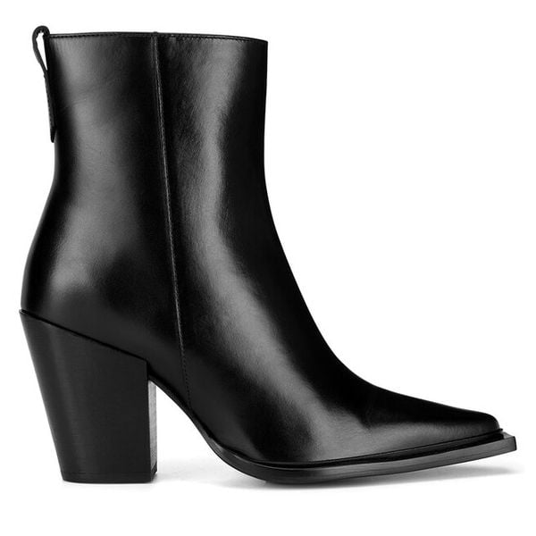 Botki GINO ROSSI. Czarne botki Gino Rossi, bez wzorów, bez obcasa, na słupku, bez zapięcia. Za 399,99 zł.