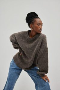 Sweter oversize z bufiastym rękawem w kolorze BROWN MELANGE - RIVERO. Brązowe swetry klasyczne Marsala, na zimę, z poliamidu, bez kołnierzyka. Za 349,90 zł.