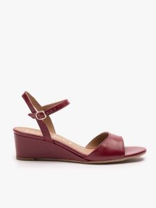 Bordowe sandały na koturnie. Czerwone sandały Ryłko, bez wzorów, ze skóry, z okrągłym noskiem, bez obcasa, na koturnie, bez zapięcia. Za 379,99 zł.