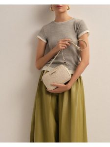 Nine West Torebka LX10049 Beżowy. Brązowe listonoszki Nine West, bez wzorów, z tworzywa sztucznego, bez dodatków. Za 219,99 zł.