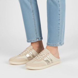 Klapki damskie barefoot Armodo, skórzana cholewka naturalna niska sportowa forma sznurowana konstrukcja z dekoracyjnymi panelami płaska elastyczna po. Brązowe klapki Armodo, bez wzorów, bez obcasa, na płaskiej podeszwie. Za 349,00 zł.