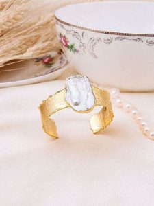 L'Atelier de Gaia Pozłacany pierścionek z masą perłową rozmiar: onesize. Białe bransoletki L'Atelier de Gaia, z perłą, pozłacane. Za 46,95 zł.