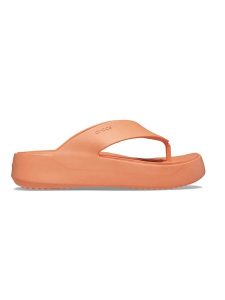 Crocs Japonki "Getaway Platform" w kolorze pomarańczowym rozmiar: 42/43. Pomarańczowe klapki Crocs, bez wzorów, z otwartym noskiem, bez obcasa, na platformie. Za 122,96 zł.