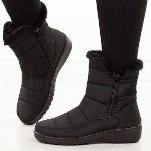 Czarne zimowe wodoodporne śniegowce damskie Jezzi Unisoft 8000. Czarne buty zimowe Jezzi, z jeansu, bez obcasa, na płaskiej podeszwie, bez zapięcia. Za 149,00 zł.