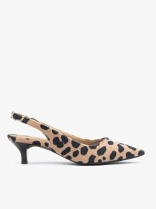 Czółenka slingback w cętki ocelota. Brązowe czółenka Ryłko, bez wzorów, z gumy, bez obcasa, na szpilce, bez zapięcia. Za 349,99 zł.