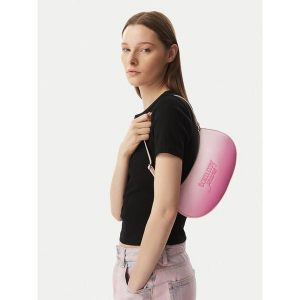 Torebka Tommy Jeans. Czerwone torebki klasyczne Tommy Jeans, bez wzorów, z jeansu, bez dodatków. Za 369,99 zł.