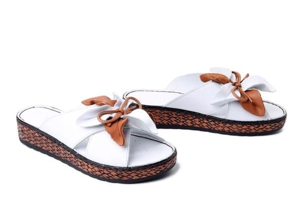 KOCH 030.127.0470 white-coconut, klapki damskie. Białe klapki KOCH, bez wzorów, ze skóry, bez obcasa. Za 179,93 zł.