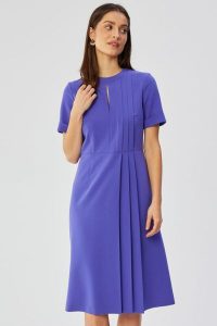 Elegancka sukienka midi z ozdobnymi zakładkami fioletowa. Fioletowe sukienki Stylove, l, bez wzorów, eleganckie, bez kołnierzyka, bez ramiączek, midi. Za 249,00 zł.