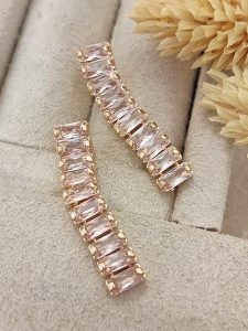 Nakkash Pozłacane kolczyki-wkrętki z cyrkoniami rozmiar: onesize. Białe kolczyki Nakkash, z cyrkonią, pozłacane. Za 117,73 zł.