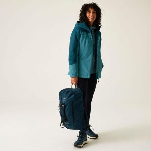 Kurtka damska przejściowa ocieplana przeciwdeszczowa Maldeine. Niebieskie kurtki Regatta, bez wzorów, z puchu, bez kaptura. Za 299,99 zł.