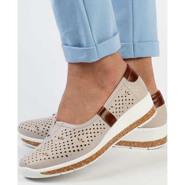 Szare półbuty damskie Jezzi 1840-11. Szare półbuty Jezzi, bez wzorów, ze skóry, bez obcasa, na obcasie, bez zapięcia. Za 159,00 zł.