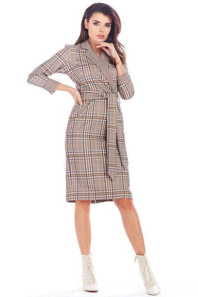 Elegancka kopertowa sukienka w kratę z kołnierzem beżowa. Brązowe sukienki Awama, do pracy, na jesień, xl, bez wzorów, z dzianiny, biznesowe, bez kołnierzyka, bez ramiączek, midi, dopasowane. Za 419,00 zł.