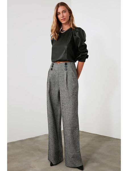 Trendyol Spodnie w kolorze czarno-białym rozmiar: 42. Białe spodnie z wysokim stanem Trendyol, bez wzorów, z materiału, z podwyższonym stanem. Za 82,83 zł.