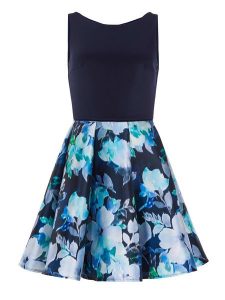 SWING Sukienka w kolorze granatowym ze wzorem rozmiar: 38. Niebieskie sukienki Swing, bez wzorów, bez kołnierzyka, bez ramiączek, mini, rozkloszowane. Za 299,95 zł.
