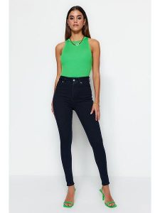 Trendyol Dżinsy - Skinny fit - w kolorze granatowym rozmiar: 38. Niebieskie jeansy Trendyol, bez wzorów, z podwyższonym stanem. Za 123,53 zł.