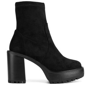 Botki Nine West. Czarne botki Nine West, bez wzorów, bez obcasa, na słupku, bez zapięcia. Za 299,99 zł.
