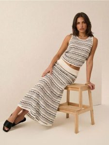 Klapki z szerokim paskiem z imitacji skóry - czarny. Czarne klapki Sinsay, bez wzorów, ze skóry, bez obcasa. Za 39,99 zł.