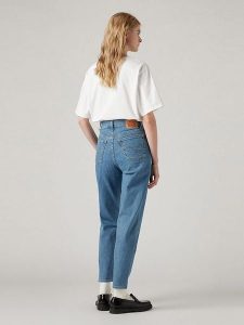 Levi's Dżinsy - Mom fit - w kolorze niebieskim rozmiar: W23/L27. Niebieskie jeansy Levi's®, z aplikacjami, z podwyższonym stanem. Za 114,17 zł.