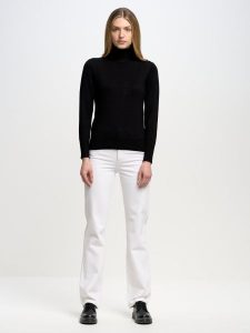 Sweter damski z golfem czarny Charlinka 906. Czarne golfy Big Star, z aplikacjami, z dzianiny. W wyprzedaży za 139,99 zł.