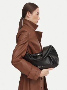 Steve Madden Torebka Bshannon 13002624 Czarny. Czarne torebki klasyczne Steve Madden, bez wzorów, ze skóry, bez dodatków. Za 519,99 zł.