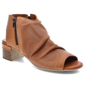 Brązowe Sandały Venezia Stylowe Buty Damskie. Brązowe sandały Venezia, bez wzorów, ze skóry, bez obcasa, na obcasie, bez zapięcia. Za 359,00 zł.
