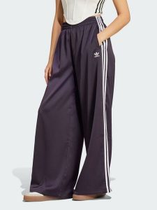 Adidas Spodnie dresowe w kolorze fioletowym rozmiar: 48. Różowe spodnie dresowe ADIDAS, bez wzorów, z dresówki. Za 161,45 zł.