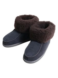 Kaiser Naturfellprodukte H&L Kapcie wełniane "Oslo" w kolorze antracytowym rozmiar: 43. Czarne kapcie Kaiser Naturfellprodukte H&L, bez wzorów, z wełny. Za 104,89 zł.