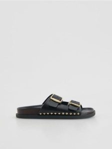 Skórzane klapki - czarny. Czarne klapki Reserved, bez wzorów, ze skóry, bez obcasa. Za 199,99 zł.