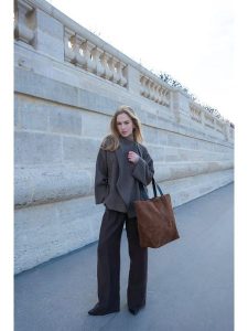 Maison héritage PARIS Skórzany shopper bag "Cruza" w kolorze jasnobrązowym - 31 x 42 x 16 cm rozmiar: onesize. Brązowe shopper bag Maison héritage PARIS, bez wzorów, z materiału, na ramię, bez dodatków. Za 391,99 zł.