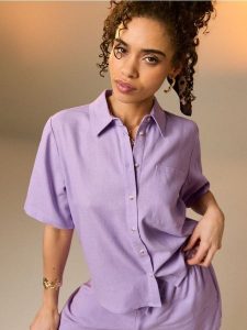 Wiskozowa koszula z krótkim rękawem z domieszką lnu - fioletowy. Fioletowe koszule Sinsay, l, bez wzorów, z wiskozy, bez kołnierzyka, bez ramiączek. Za 39,99 zł.