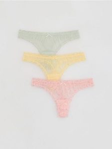 Majtki typu stringi 3 pack - pastelowy róż. Czerwone stringi Reserved, bez wzorów. Za 59,99 zł.