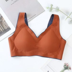 Bezszwowy biustonosz z miękkim wypełnieniem na co dzień i okazje Kyong. Czarne biustonosze Intica, bez wzorów. W wyprzedaży za 79,00 zł.