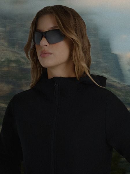 4F Kurtka softshell wiatroodporna membrana 5000 damska - czarna L. Czarne kurtki 4f, na zimę, l, bez wzorów, z materiału, z kapturem. Za 299,99 zł.