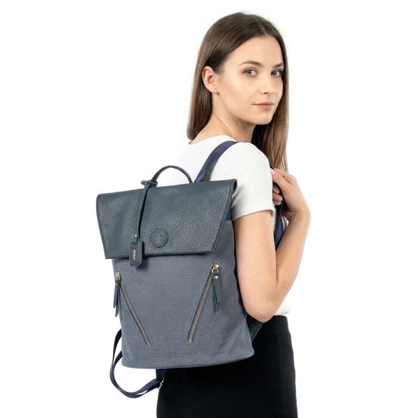 Plecak damski Rieker, połączenia materiału i skóry ekologicznej o nowoczesnej formie z klapą regulowanymi szelkami i praktycznymi kieszeniami zapinan. Niebieskie plecaki Rieker. Za 259,00 zł.