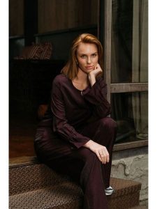 &Co Woman Bluzka "Melina" w kolorze bordowym rozmiar: S. Czerwone bluzki &Co Woman, s, bez wzorów, bez kołnierzyka, bez ramiączek. Za 165,31 zł.